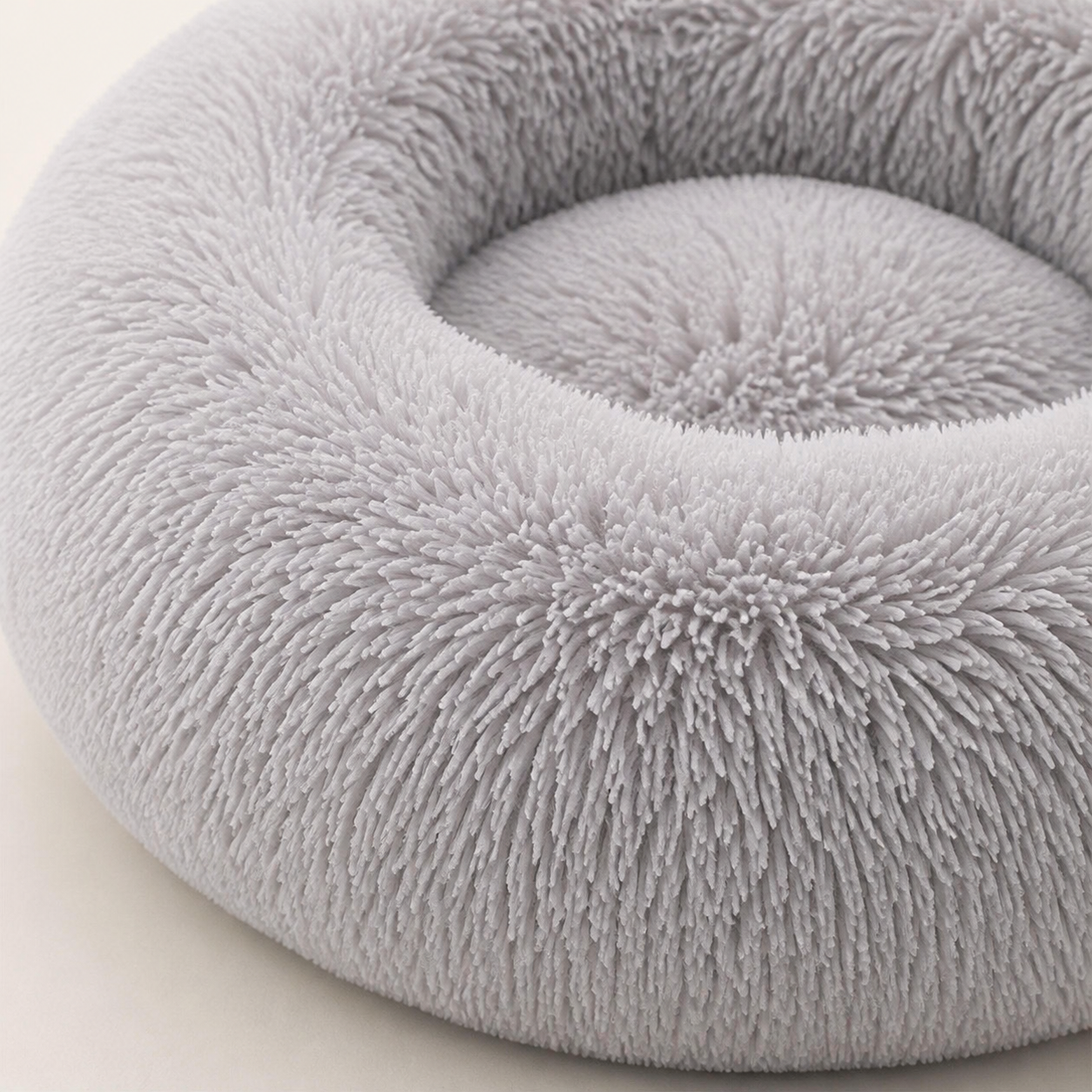Long pale grey plush fibres on the bed rim