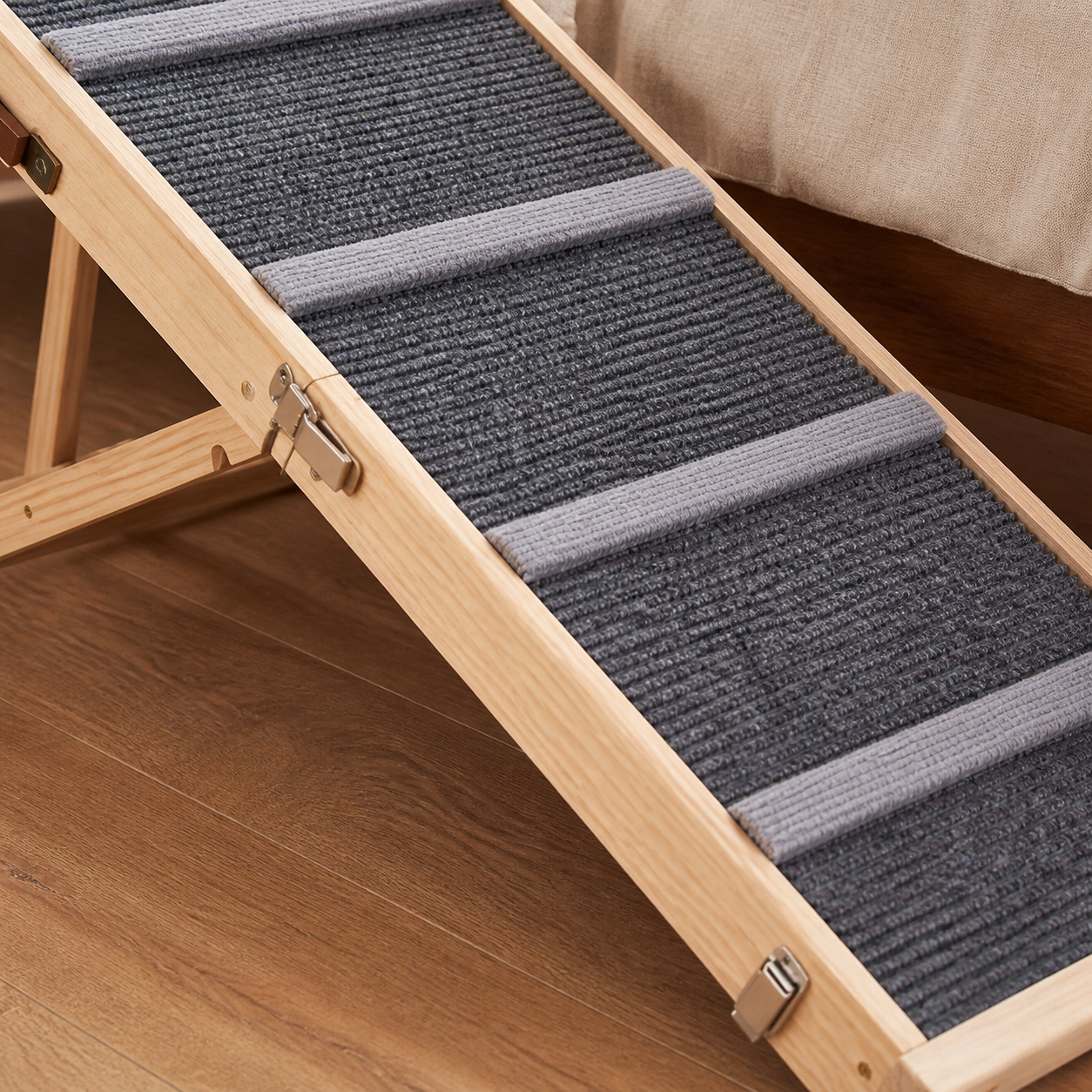 Dark carpet surface and traction crossbars on the dog ramp