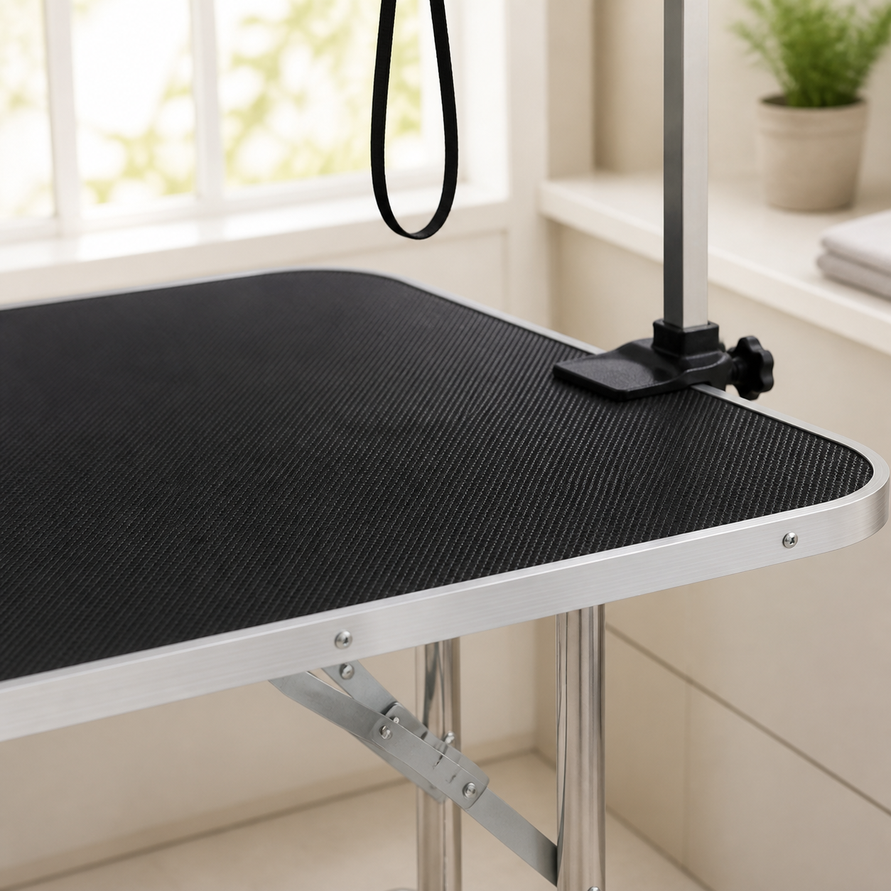 Non-slip grooming tabletop detail