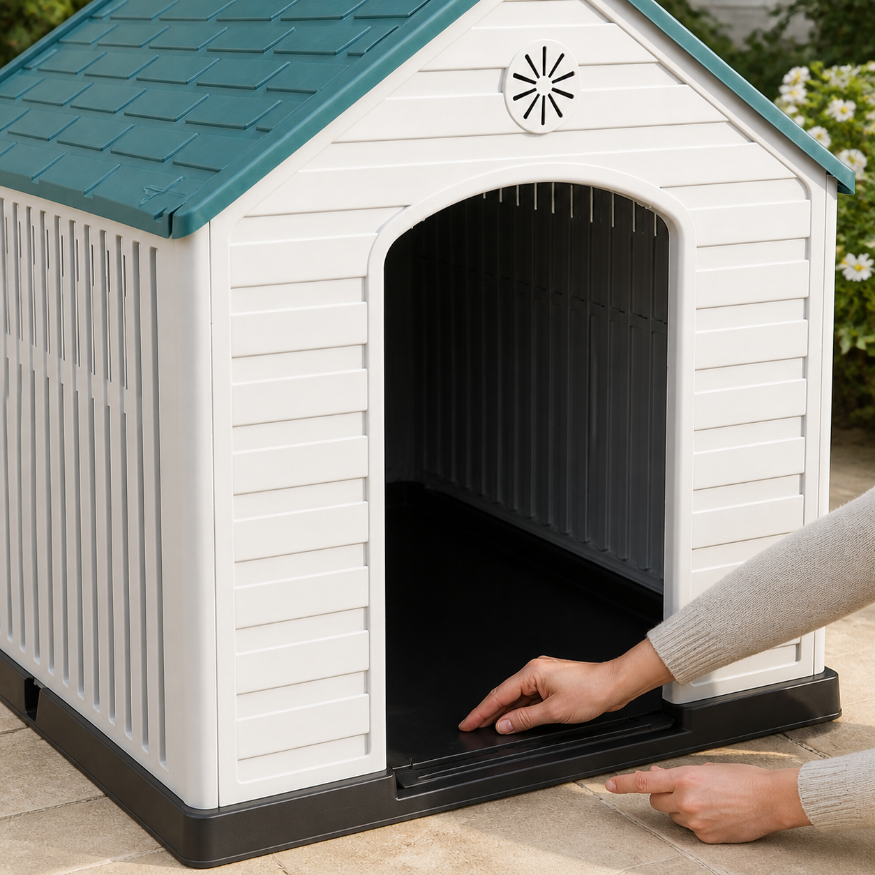 Large Ventilated Plastic Dog House — key feature detail