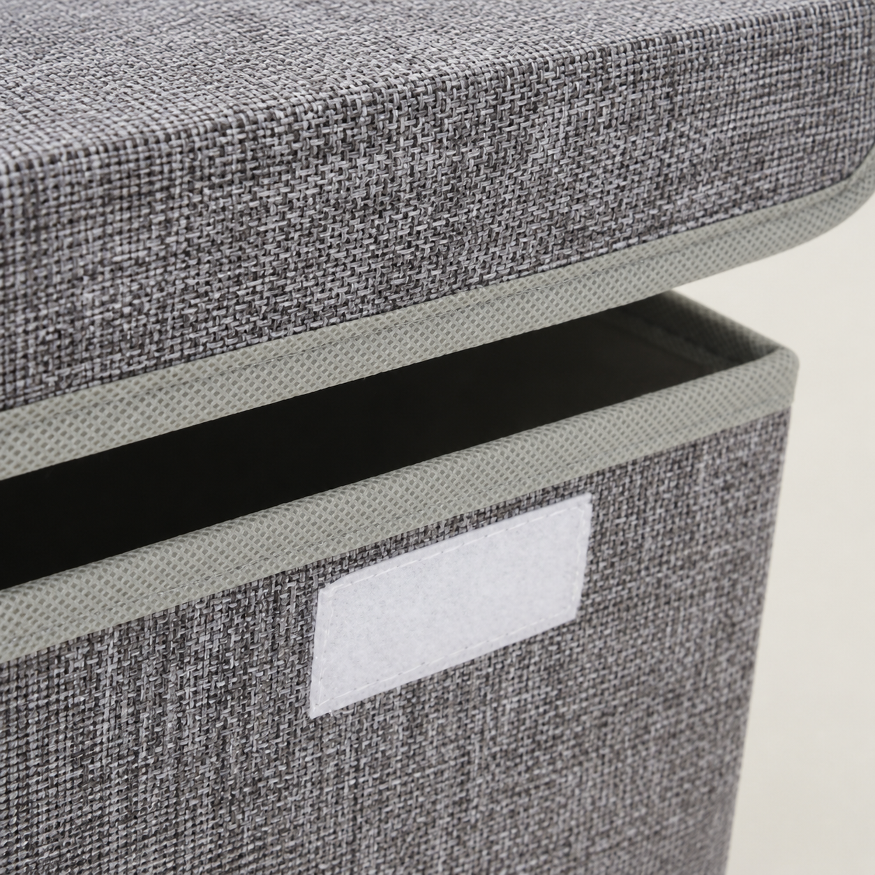 Toy box lid fastening detail